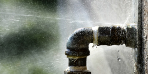 Water spuit uit lekkende leiding