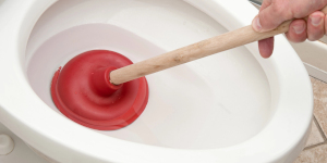 Toilet met ontstopper