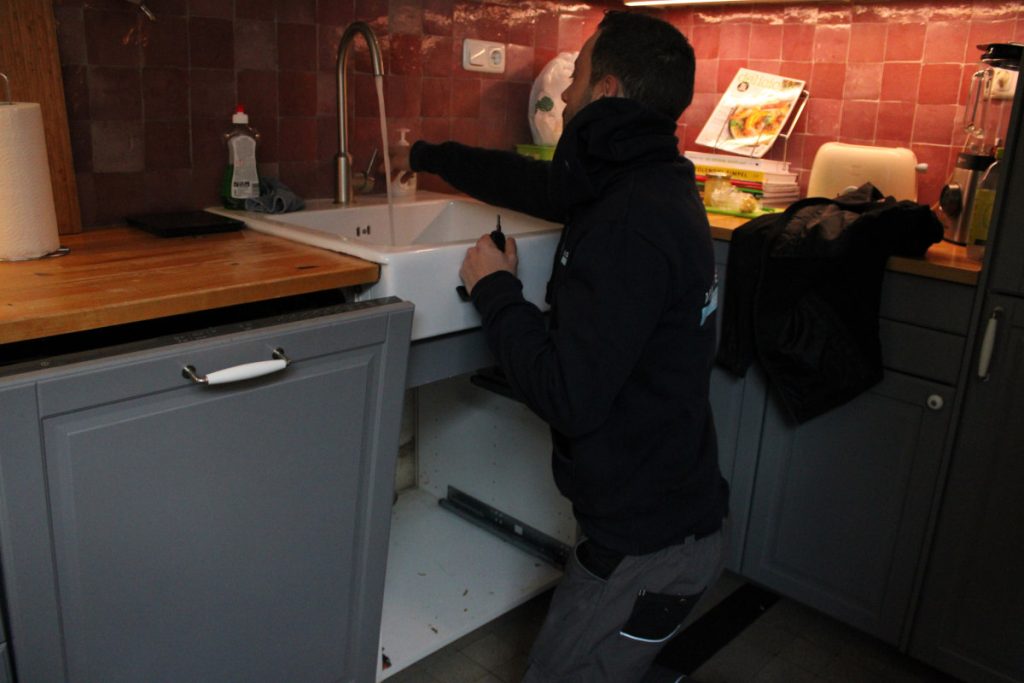 Loodgieter test kraan van gootsteen